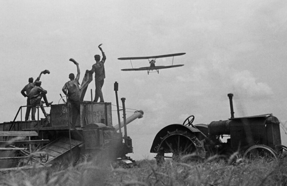 Трактор и самолет, 1936 г.