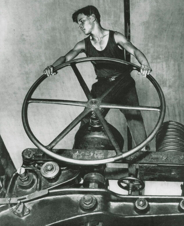 Комсомолец за штурвалом бумагоделательной машины, 1929 или 1931 г.