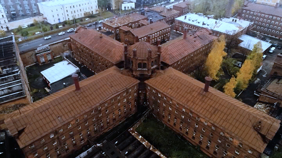 Следственный изолятор "Кресты". Построены при царе, активно использовались после революции. Всего было около 5 случаев побега отсюда. фото из интернета.