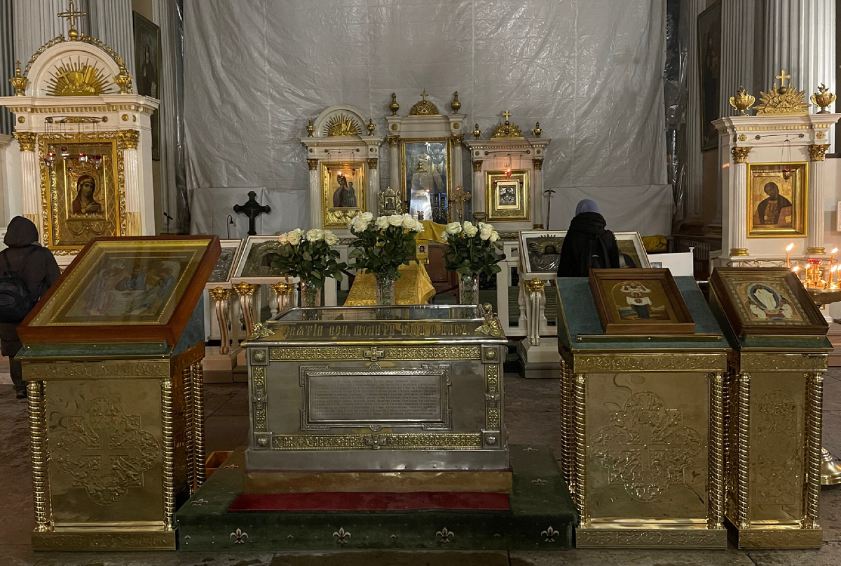 10.02.2024г. Санкт-Петербург. Свято-Троицкая Александро-Невская Лавра, Свято-Троицкий собор. Перед Благодарственной службой перед походным списком иконы Порт-Артурская.