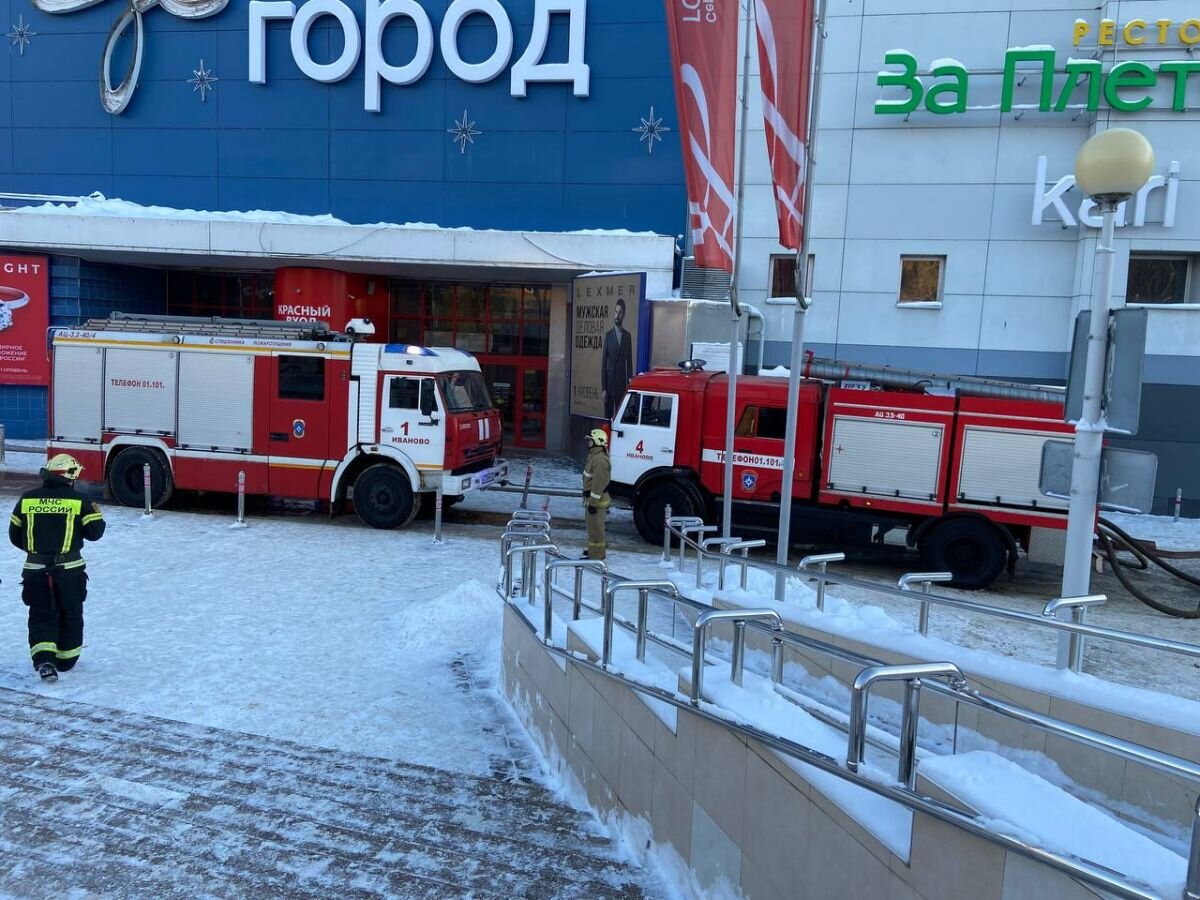 Во время пожара из ТЦ 