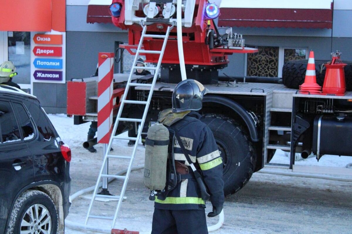 Во время пожара из ТЦ 