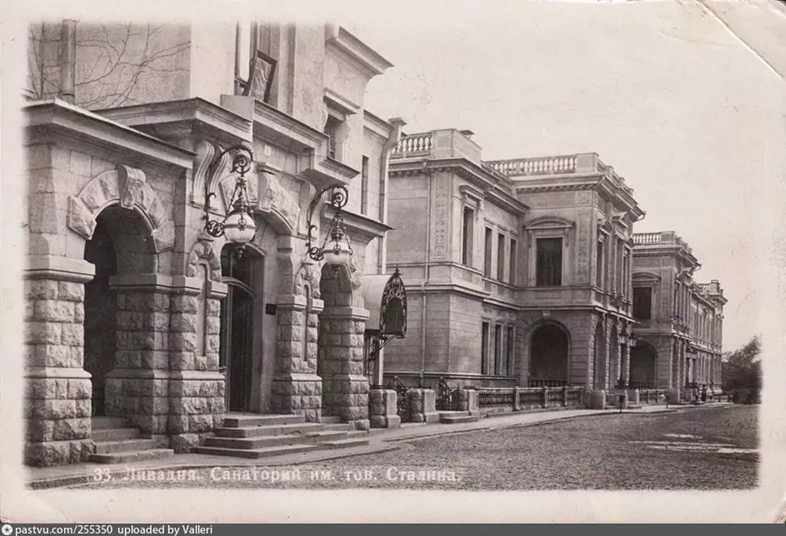 Рис. 1. Ливадия. Санаторий им. тов. Сталина. Вид с северо-запада на Дворец Фредерикса и Свитский корпус. Период создания: 1930-е гг.