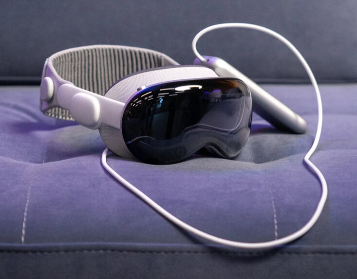 В Apple Vision Pro реализован первый полноценный 3D интерфейс. Он поддерживает 3D объекты внутри виртуального пространства. В них можно учиться, работать, проводить видео-конференции, смотреть 3D фильмы, играть 3D игры. 