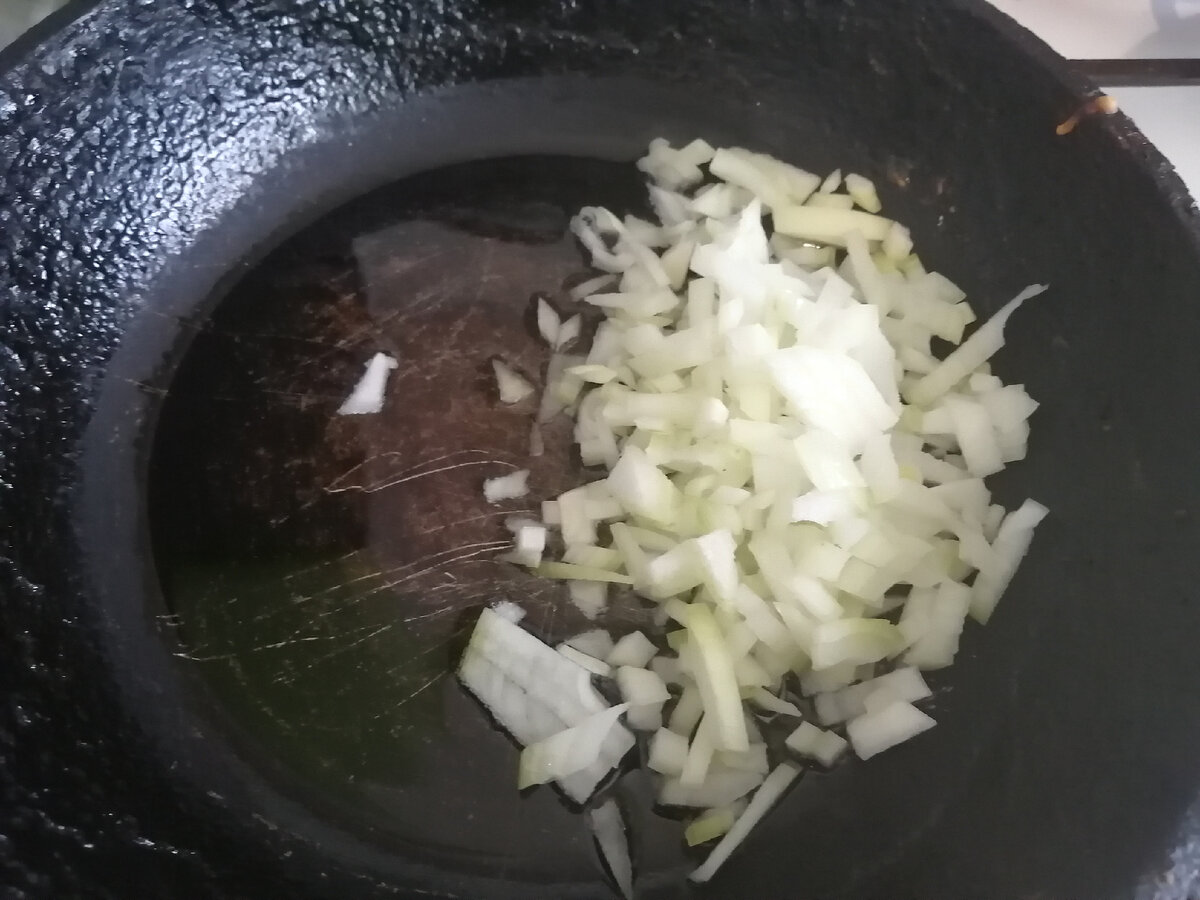 Обжариваем лук