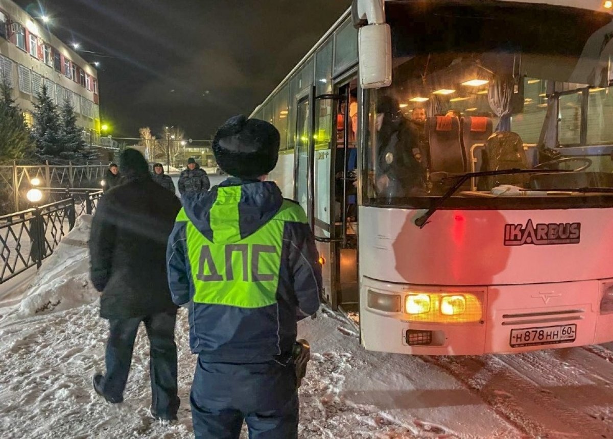    Псковские полицейские выдворили 30 незаконно находящихся в России мигрантов