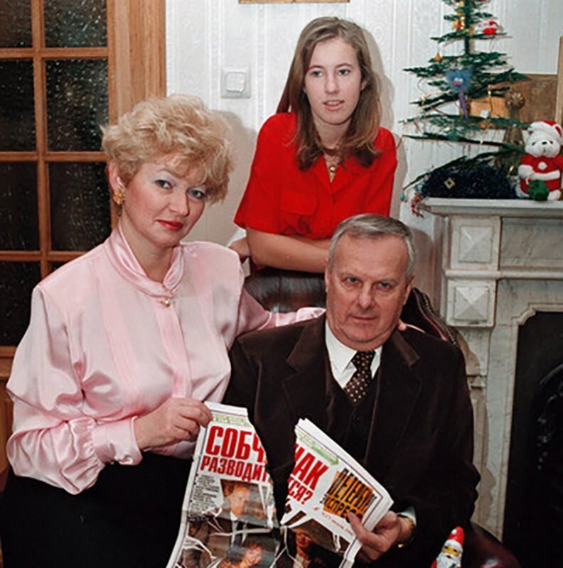    Ксения Собчак в юности с родителями.