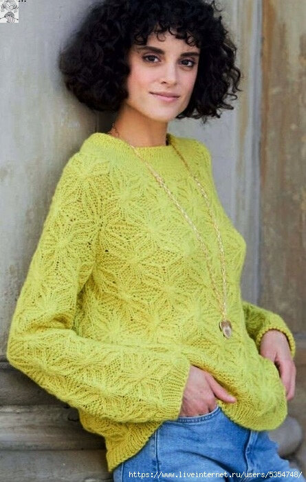 Пуловер лимонного цвета свободного силуэта связан филигранным узором спицами