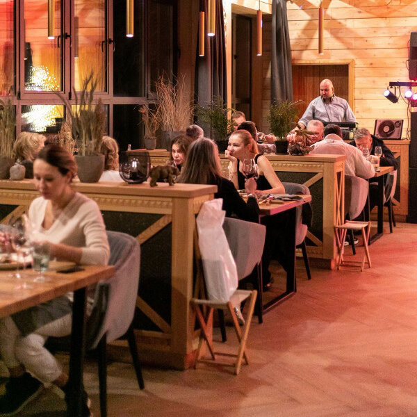 посиделки с друзьями. свадебная фотосессия с друзьями. молодожены с гостями. рэйчел макадамс незваные гости. пришло четверо или пришли.