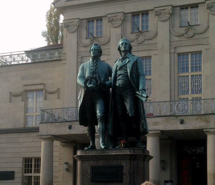 Гёте (слева) и Шиллер (справа). Скульптурная группа в центре города Веймар. Фото автора, 2018 год