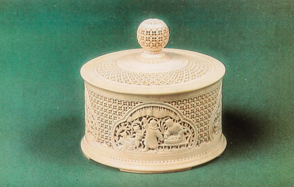 Холмогорская резьба по кости 18 век. Холмогорские истории. Холмогорская резьба по кости. Холмогорская резьба по кости. Холмогорская резьба ваза.