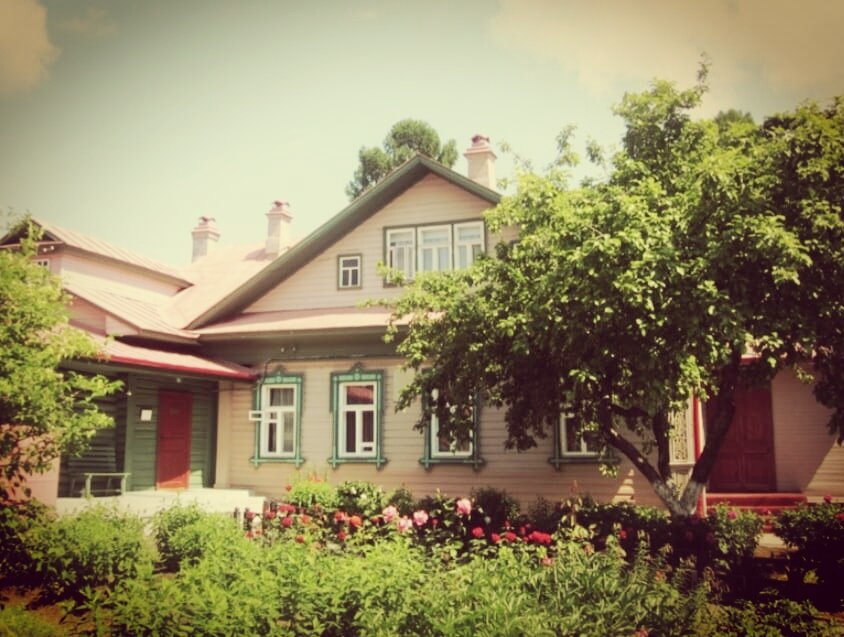 В музее несколько экспозиций: о детстве и юношестве, обучении в Череповецком техучилище, о службе. Есть экспонаты, связанные с двумя беспосадочными перелётами. Фото взято с сайта музея