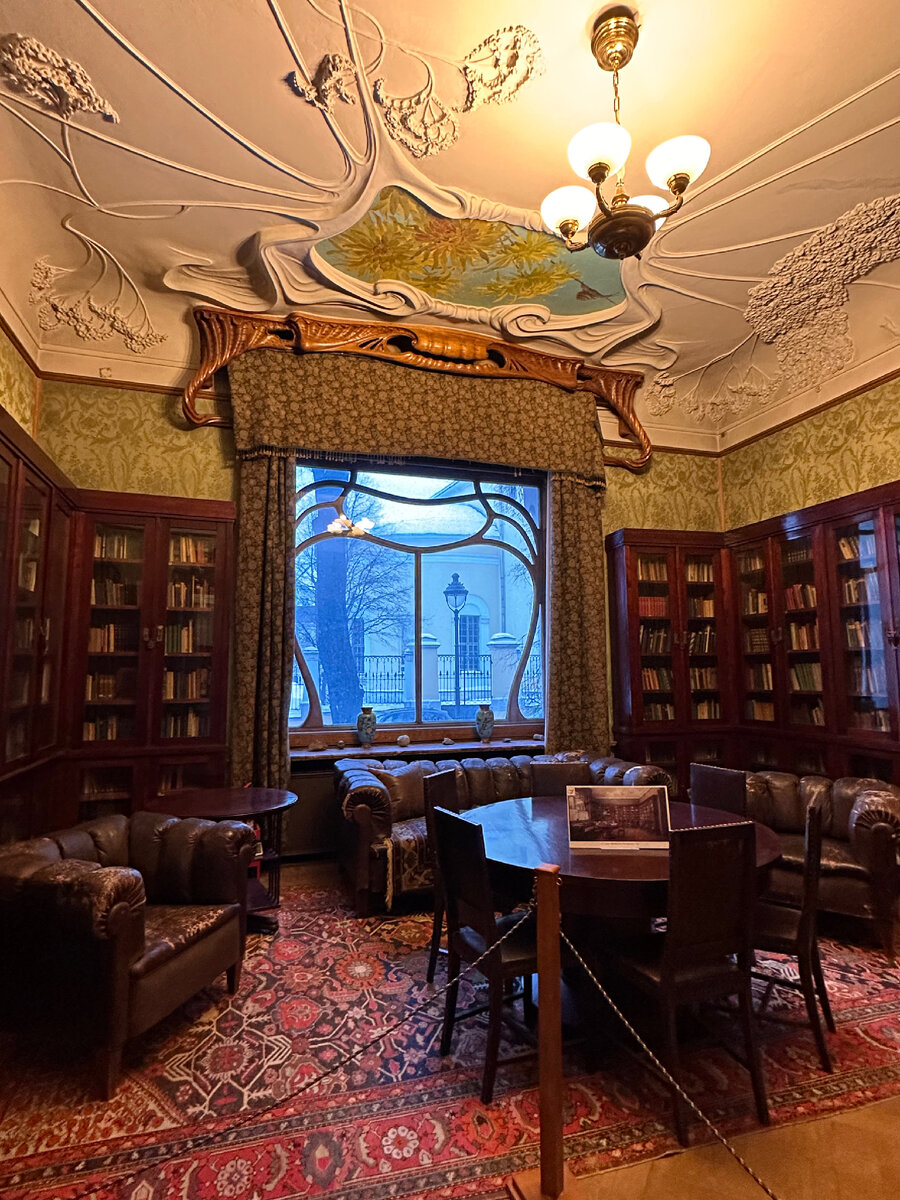 Гостиная с библиотекой 