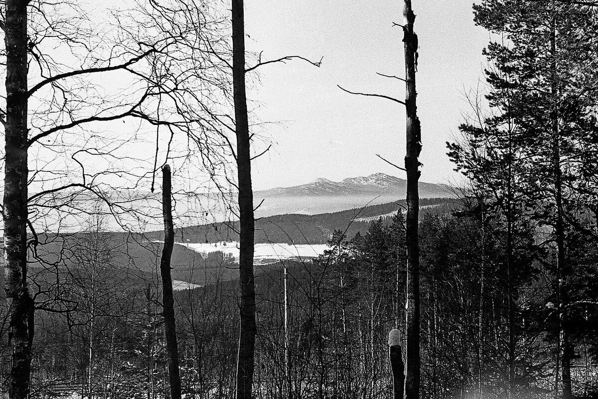 Я очень долго искал старые фотографии Ялангаса или деревни Отнурок, но эти места отчего-то упорно не хотели попадать в объективы советских фотографов. Я отыскал один-единственный пейзажный вид на хребет, датированный январем 1979 года. Фотография с сайта "По тропам Южного Урала" (http://www.southural.ru/photos/18352)