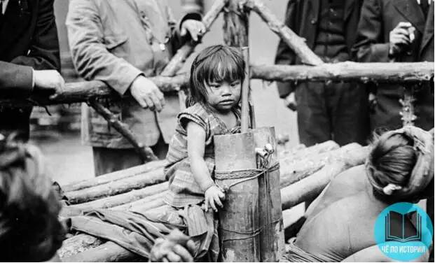 Маленькая девочка из Филиппин, которую показывали в зоопарке Кони-Айленд вместе с животными. Её поместили среди обезьян и ящериц, связали веревками, а все желающие бросали в нее арахис. 1914г. [Светлана Митленко 22 января 2024, 17:40 Туризм Исторические и редкие фото 86]