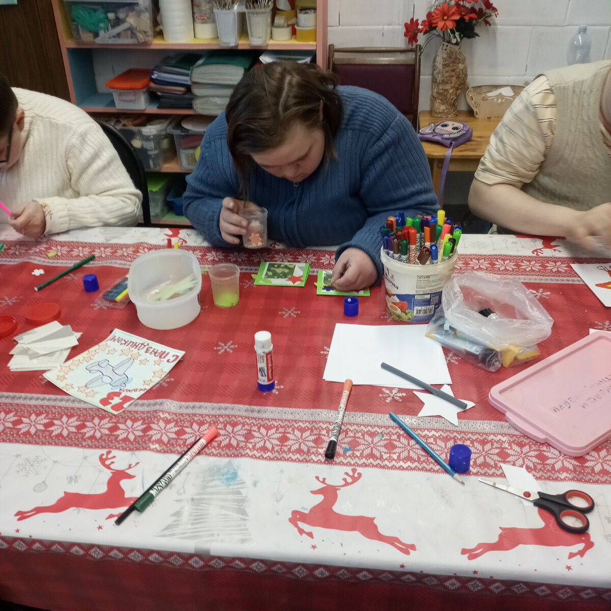 развитие ребенка в школе. педагог по творчеству. художественное творчество детей. дети в школе с учителем. дети на занятиях изо.