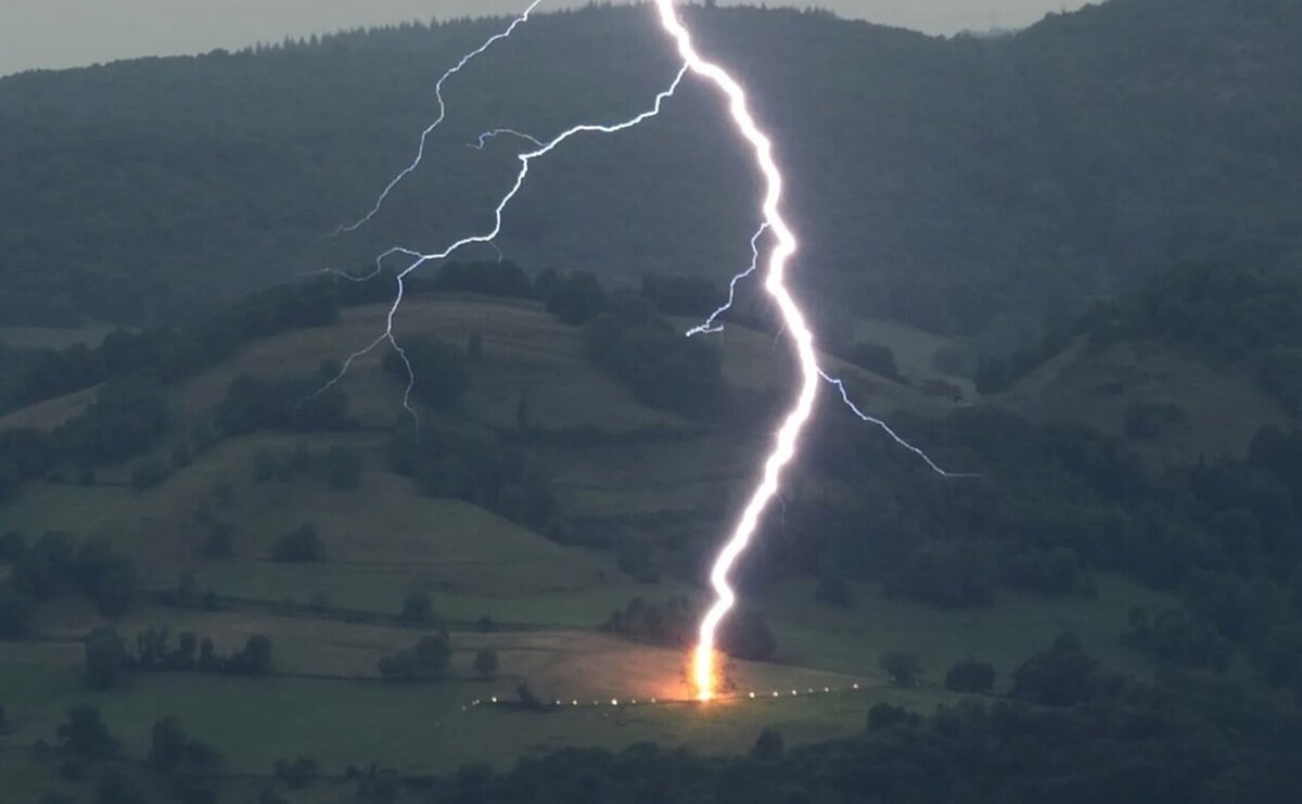    Прямое попадание молнии в дерево
