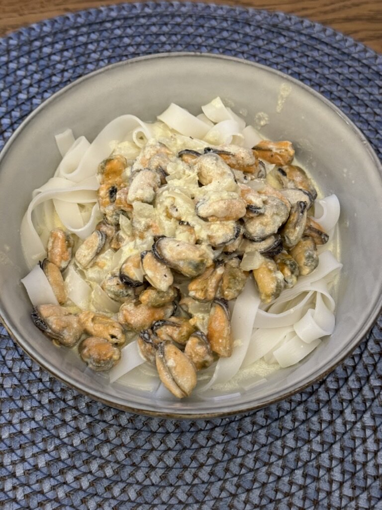 Очень простое и быстрое в изготовлении блюдо. В качестве гарнира можно использовать рисовую лапшу