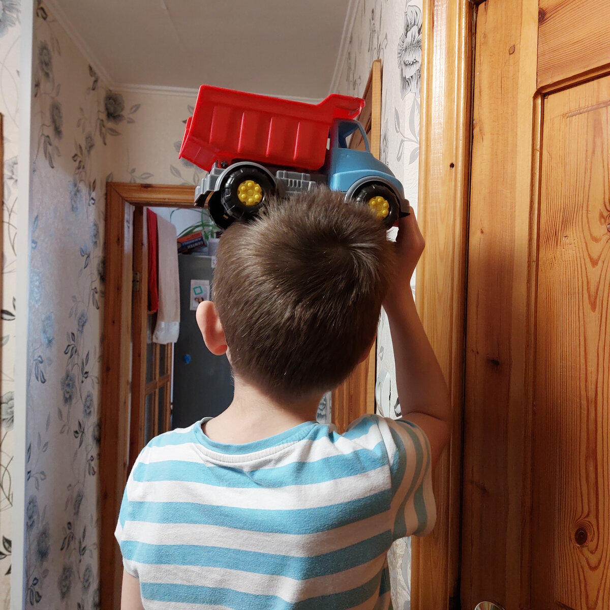 Внучок Никита. Пожарной машины не нашлось в комнате, а на балконе искать холодно...А день-то Никиты Пожарника. 