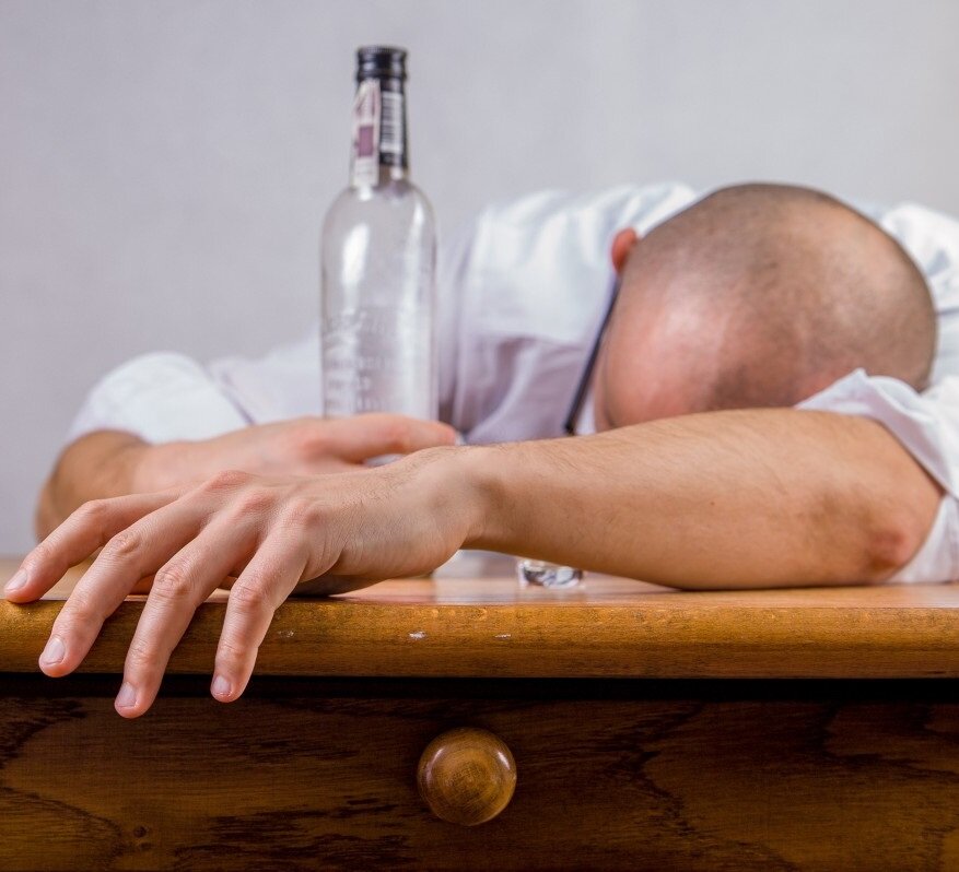 Привести человека в сознание можно нашатырным спиртом