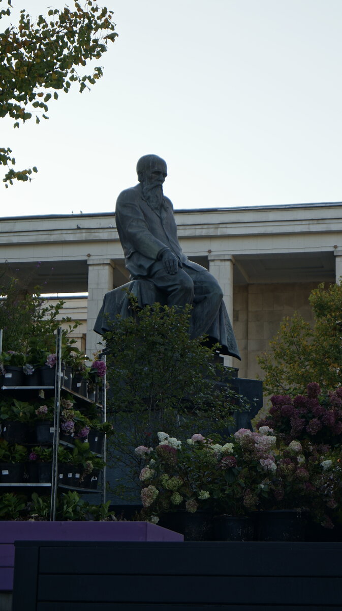 Памятник Достоевскому