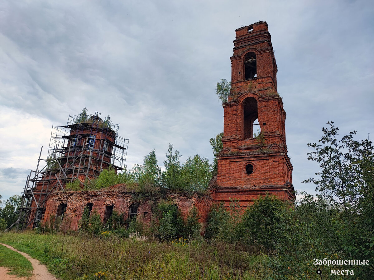 Заброшенная церковь Покрова Пресвятой Богородицы в Дерново. Фото автора. 2023г