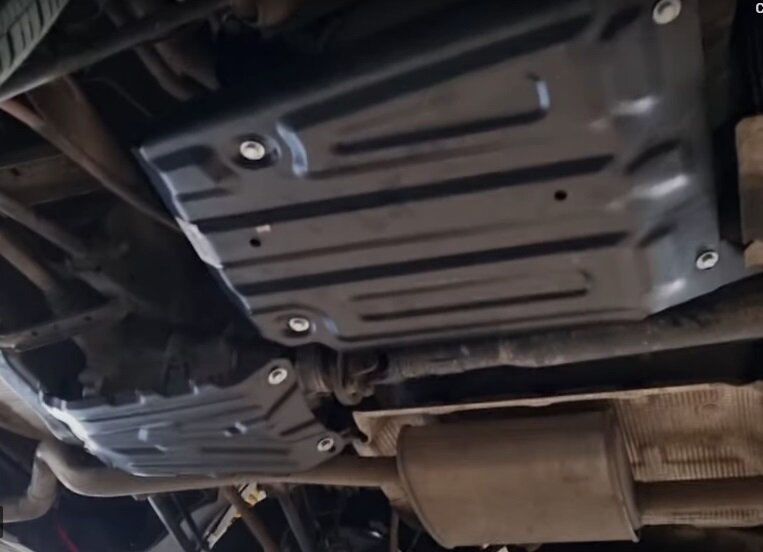 Защита бензобака и муфты. Вид снизу.