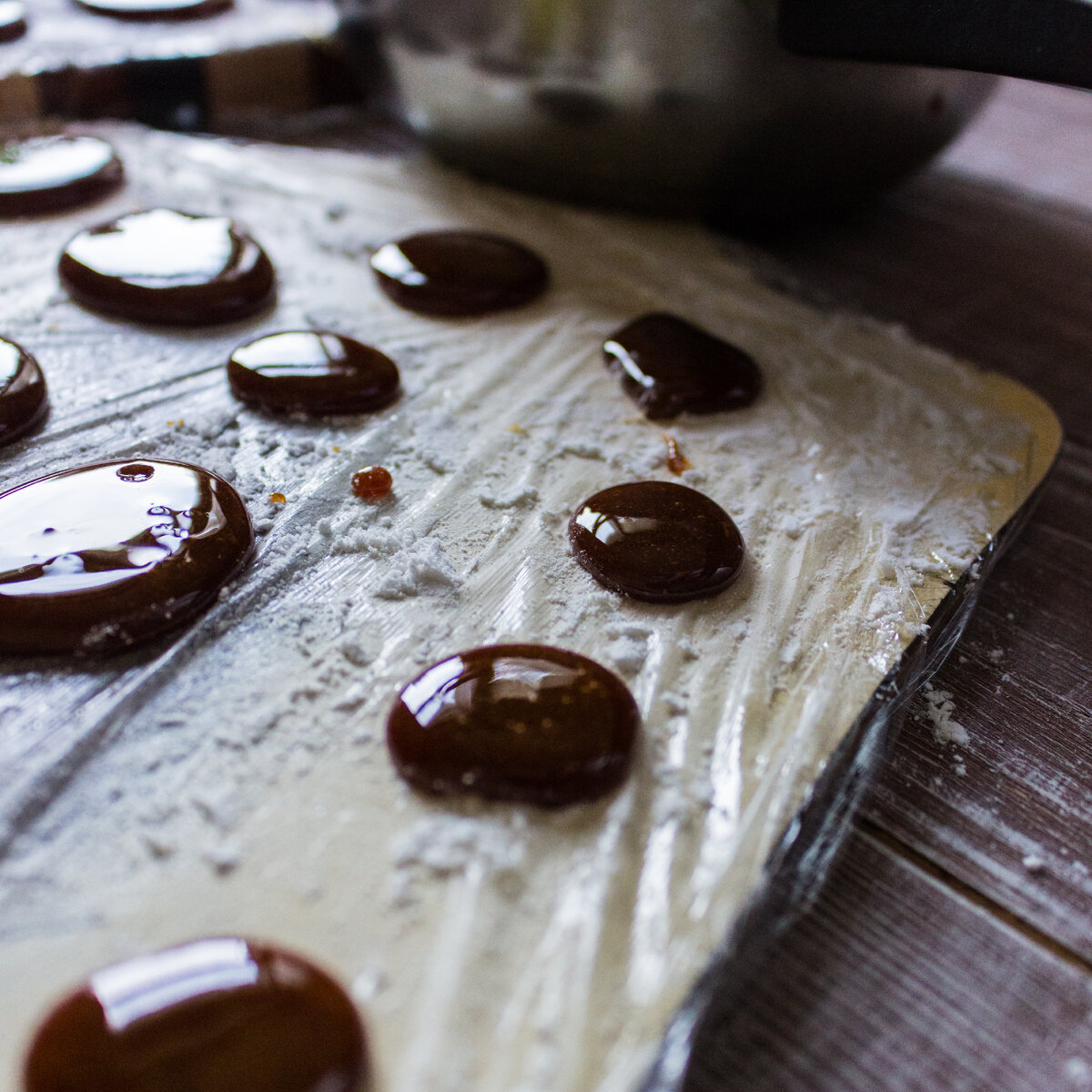 весовые конфеты abk. шоколадное драже. ребенок с леденцом. авк конфеты. конфетка.