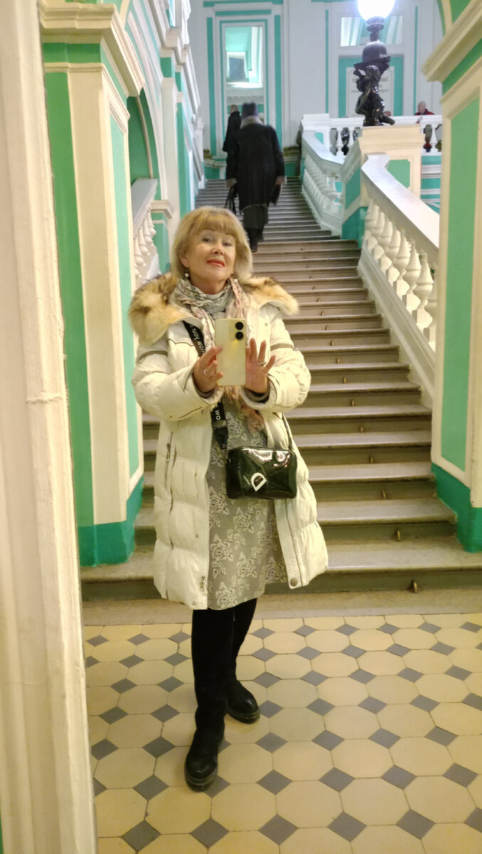 А я то в платьице пришла и с украшениями