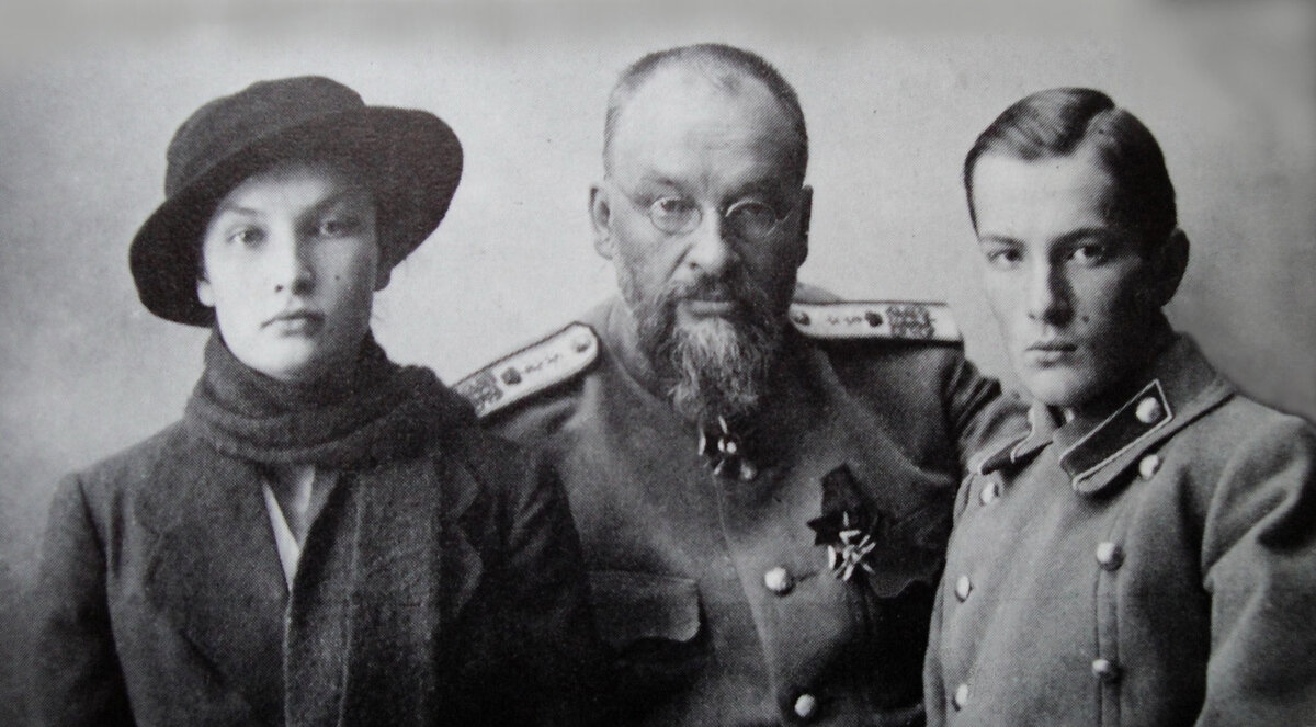 Доктор Евгений Сергеевич Боткин с детьми: Татьяной и Глебом. Тобольск, 1918 г.
