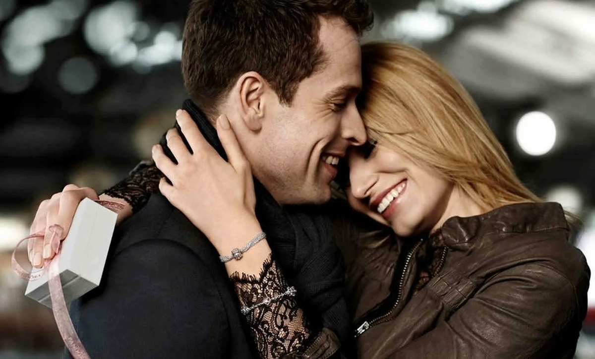 Реклама она. Парные футболки для двоих. Для него и для нее. Парные одежды для влюбленных. Женщине нужен мужчина.