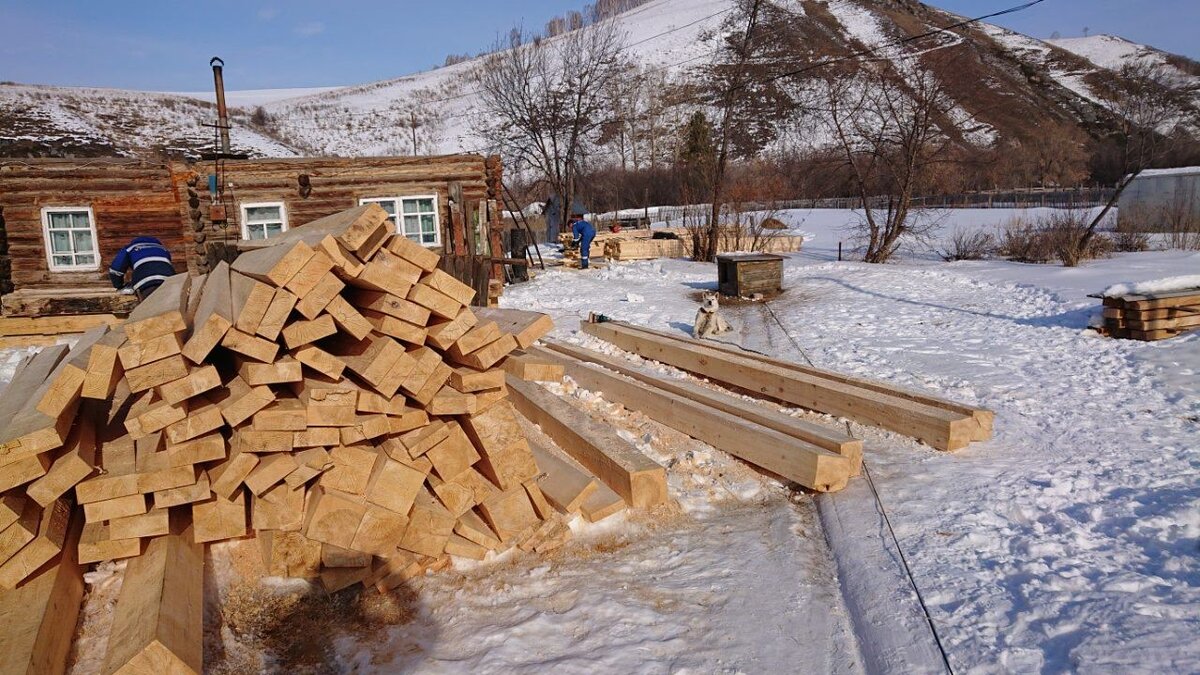 Тем временем уже на избушке старую крышу сняли