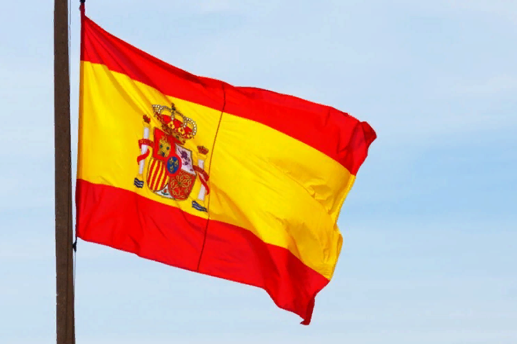 <a href="https://www.freepik.com/free-photo/national-flag-spain-waving-flagpole-clear-blue-sky_8857650.htm?query=Испания">Image by wirestock</a> on Freepik