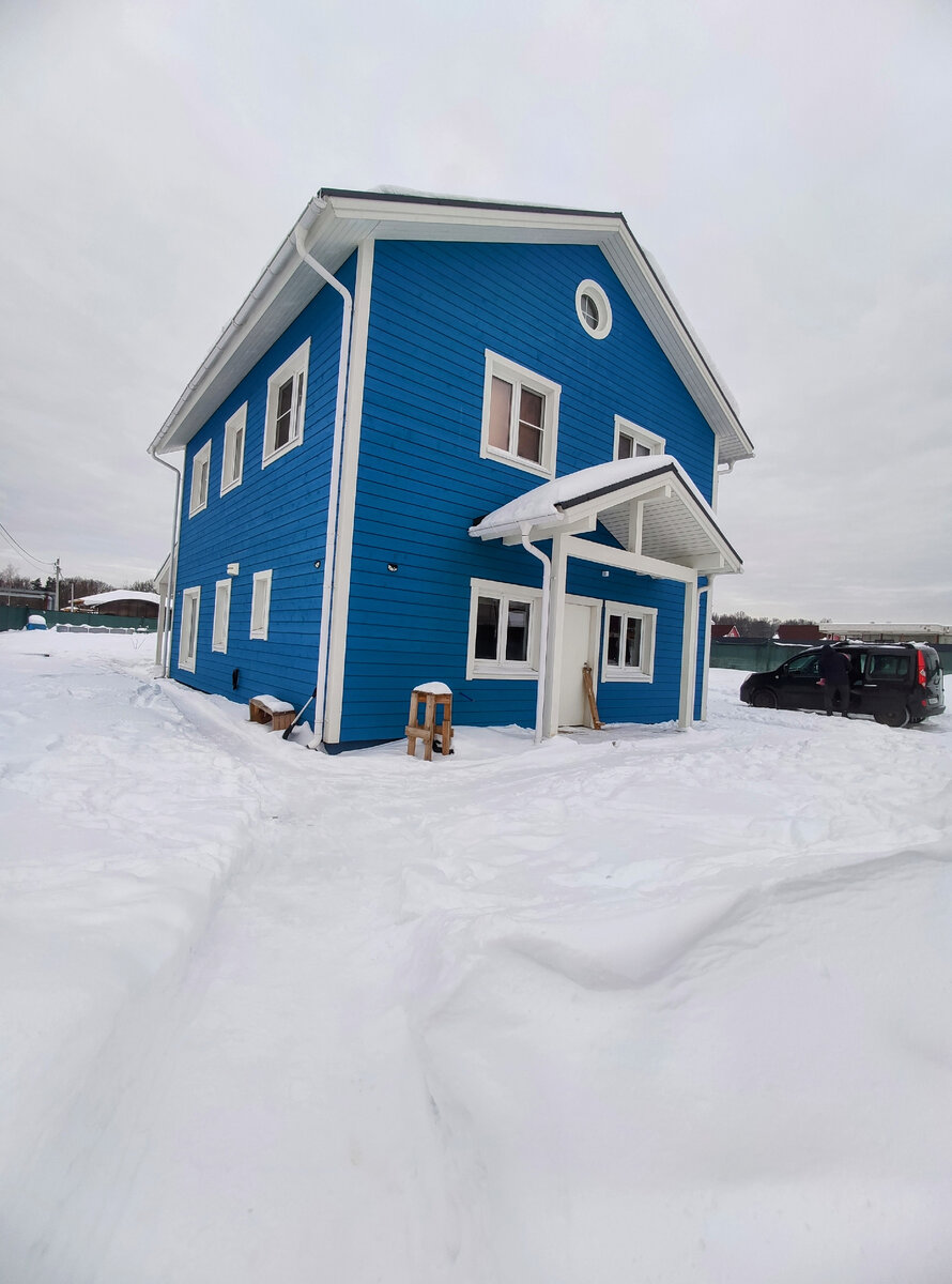 Восточная сторона. Летом тут дорожка и газон.