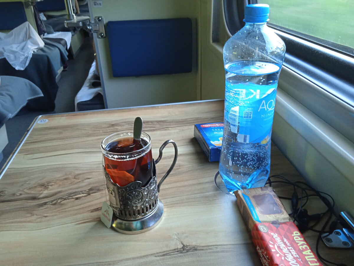 В поезде всегда пью чай из стакана в подстаканнике, даже если в пути несколько часов. Фото автора, июнь 2022г.