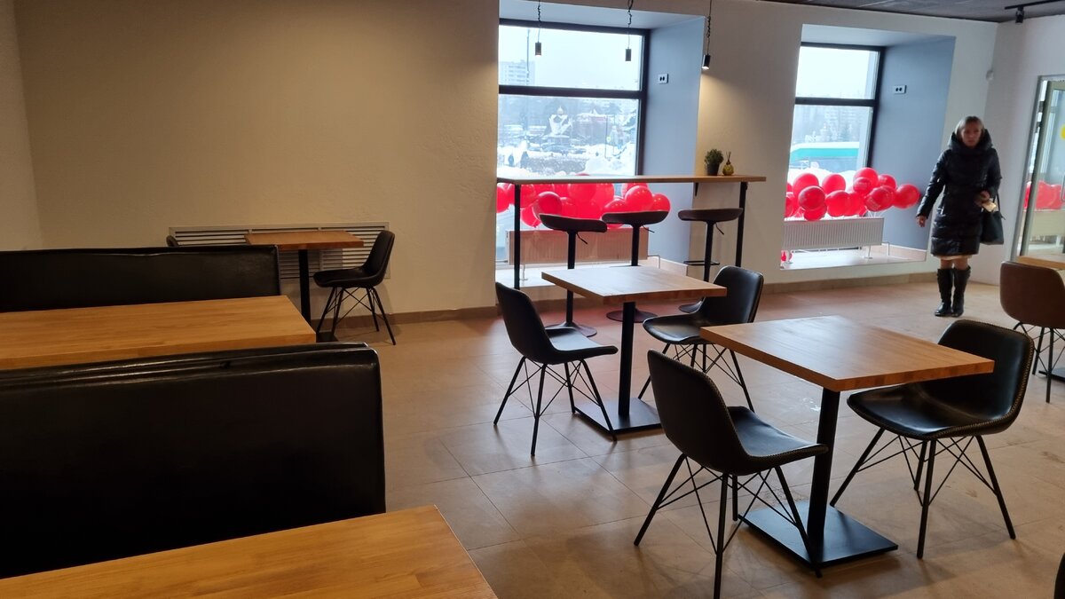 Столы, мягкие зоны и барная стойка.