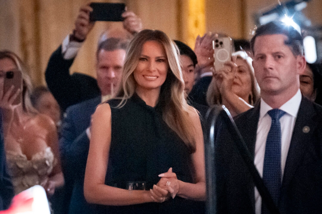 Бывшая первая леди Мелания Трамп присутствует на мероприятии, организованном Trumpettes USA в клубе Mar-a-Lago в Палм-Бич, штат Флорида, 10 февраля 2024 года. (Мадалина Василиу/The Epoch Times)