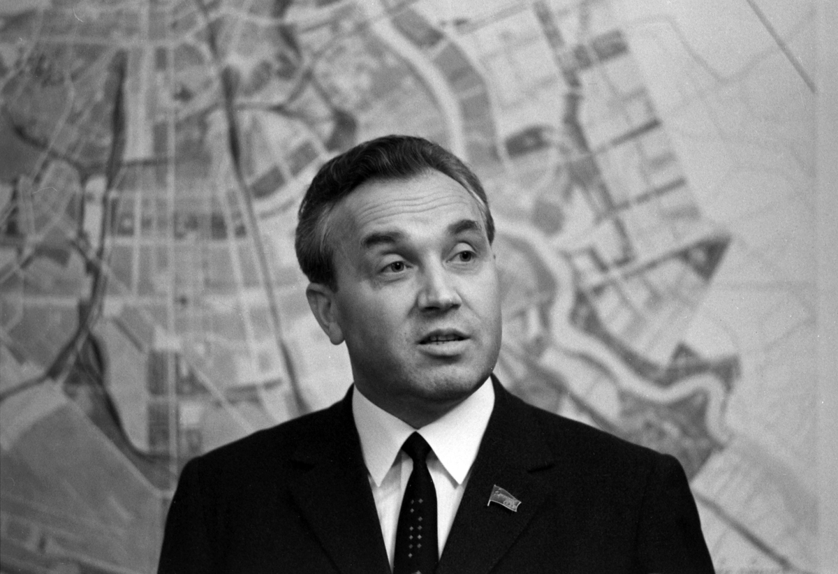 В марте 1985-го СССР вместо почившего в бозе Константина Черненко возглавил молодой для Политбюро (всего 54 года) Михаил Горбачев.-2