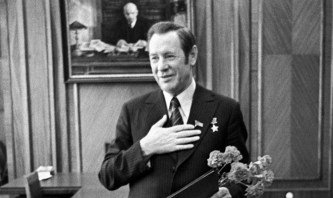 В марте 1985-го СССР вместо почившего в бозе Константина Черненко возглавил молодой для Политбюро (всего 54 года) Михаил Горбачев.-3