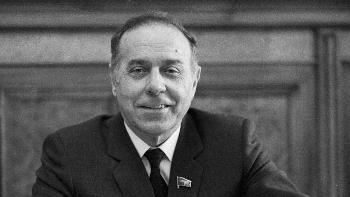 В марте 1985-го СССР вместо почившего в бозе Константина Черненко возглавил молодой для Политбюро (всего 54 года) Михаил Горбачев.-4