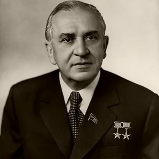 В марте 1985-го СССР вместо почившего в бозе Константина Черненко возглавил молодой для Политбюро (всего 54 года) Михаил Горбачев.-6