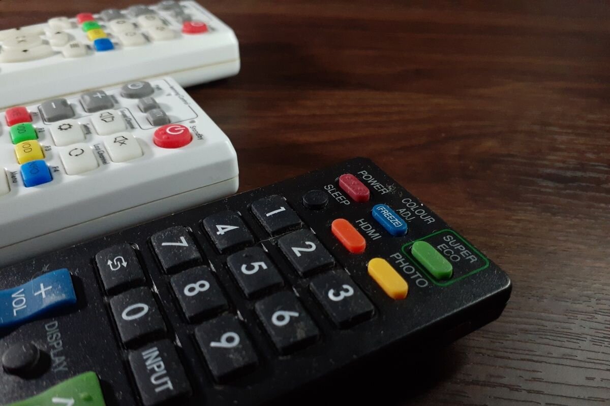 В ряде случаев один универсальный пульт может заменить несколько оригинальных📷
