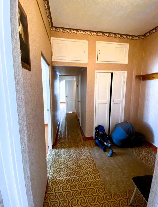 Эту трехкомнатную квартиру наши герои приобрели несколько лет назад в Череповце. Живут они здесь вчетвером — супруги и двое детей. Ремонт здесь был старый, поэтому после покупки задумались о ремонте.-2-2