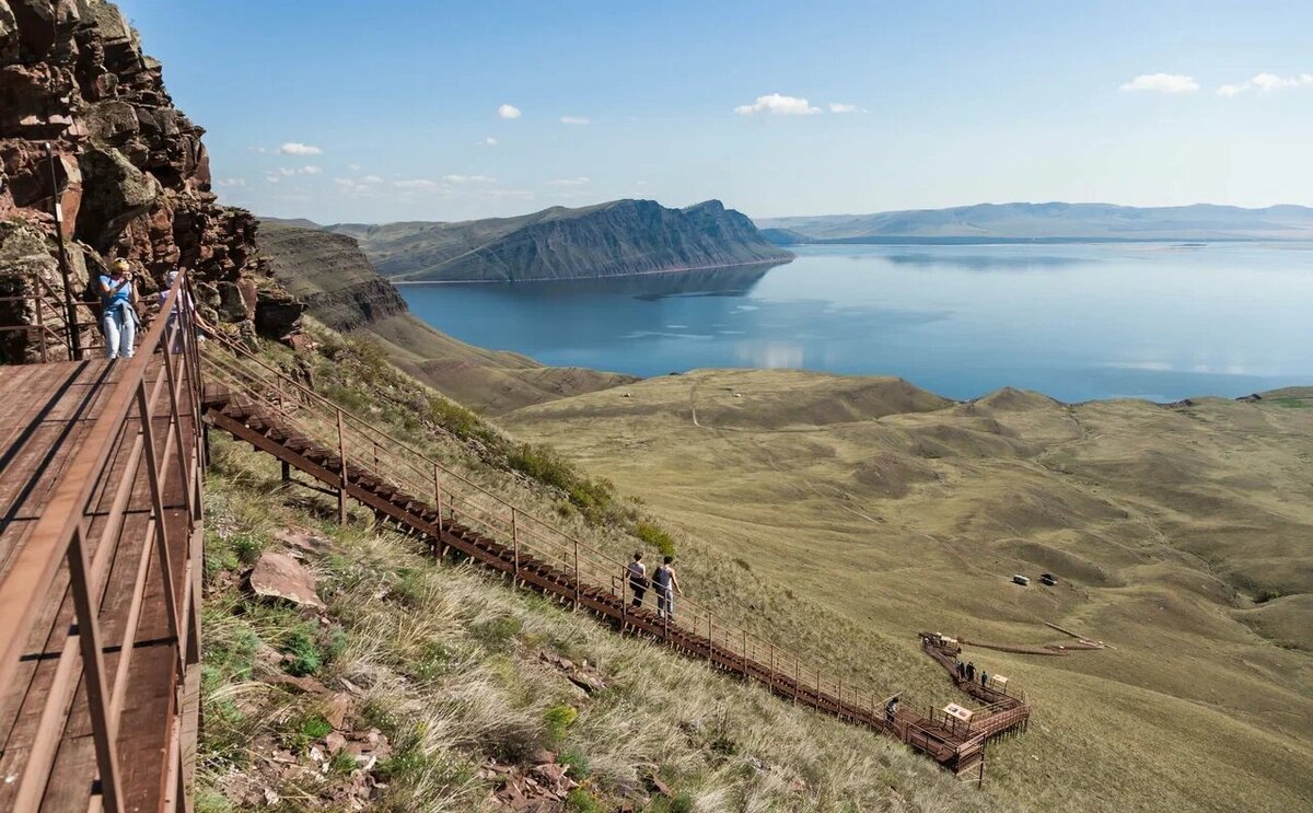 Чтобы оказаться на вершине хребта Оглахты на участке Хакасского заповедника, нужно преодолеть 965 ступенек. Источник фото: Яндекс Карты. Автор: Соляненко Анатолий