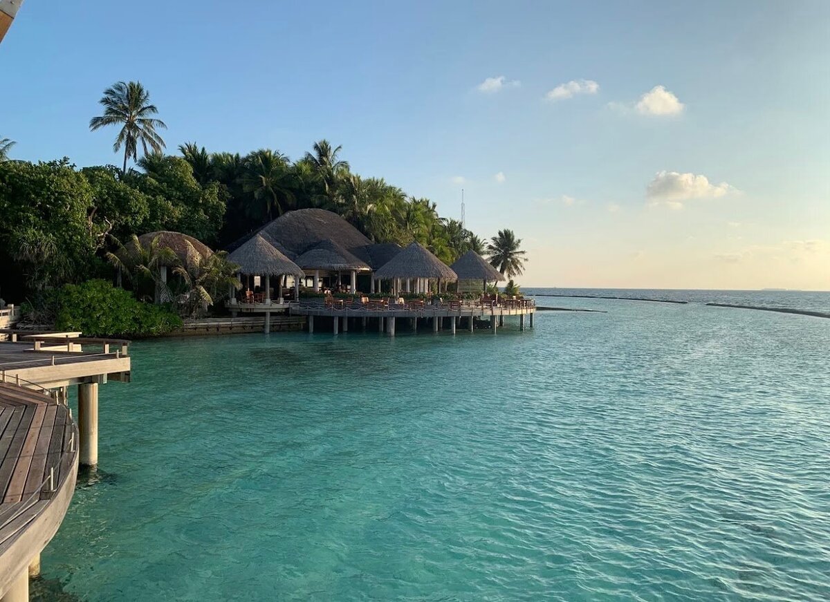 Отель Baros Maldives 5* стилизован под хижины и выполнен из природных материалов. Автор фото: Зоя Байкова / Яндекс