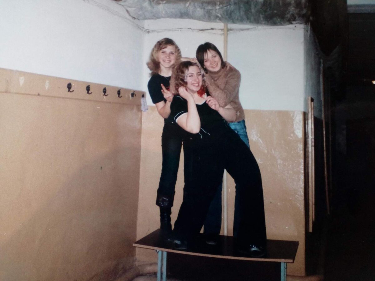 Красили и отмывали стены и пол