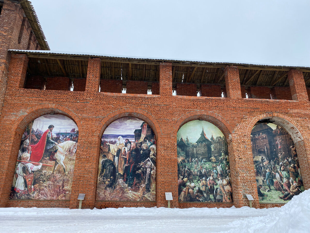 Справа - «Взятие Коломны татарами в 1237 г» А.М. Солодкова. Слева - «Въезд князя Дмитрия Донского с войском в Коломну.За землю русскую!” Худ. Г. П. Сорогин