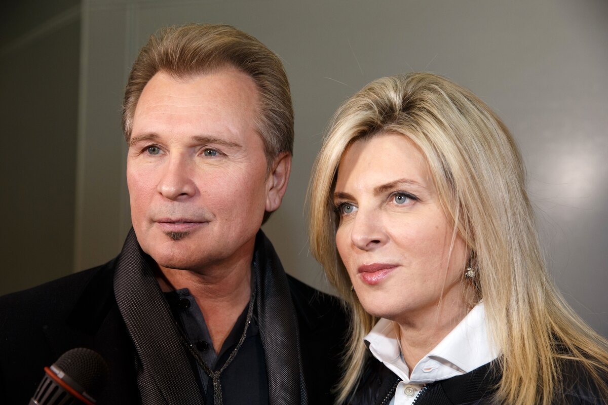     «С годами ваша пара только краше»: Александр Малинин и его жена обменялись нежными фото в годовщину брака