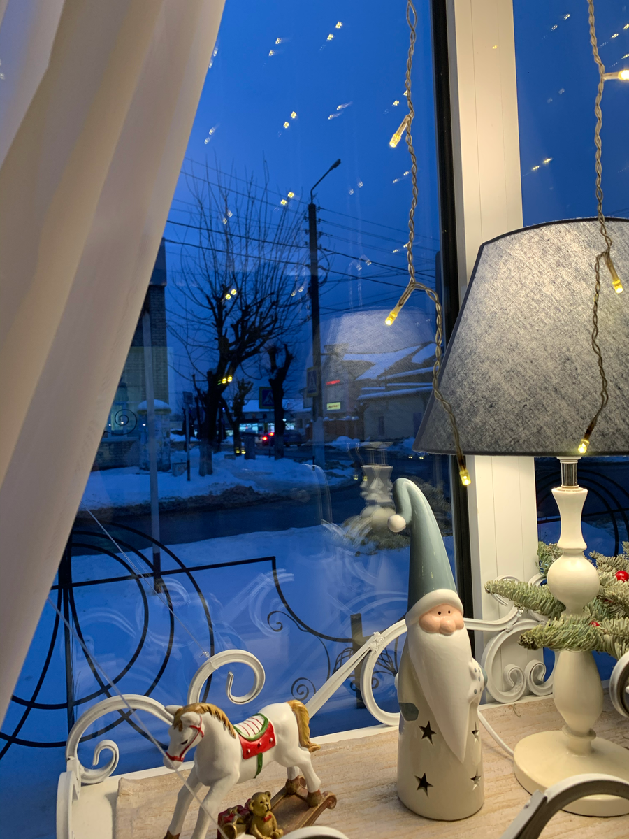 В оформлении использовал собственноручно сделанную в Тарусе, в маленьком ресторанчике, фотку. Меня она почему-то успокаивает и настраивает на лирический лад