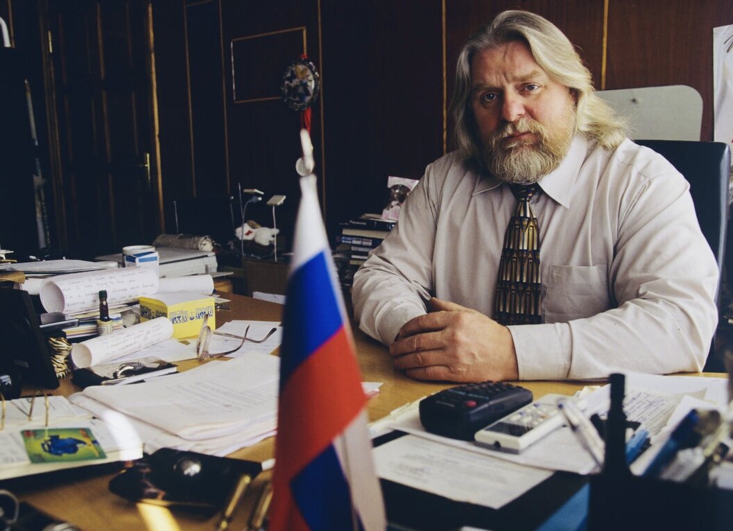 Очень впечатляет история Валентина Дикуля. Он, будучи гимнастом и работая в цирке, получил травмы, приковавшие его к постели. Никто не верил, что Валентин снова будет ходить. А он смог и вернулся в цирк, где поднимал силой рук легковые автомобили и твёрдо стоял на собственных ногах. В общем, он ещё и других стал ставить на ноги, даже детей с синдромом ДЦП